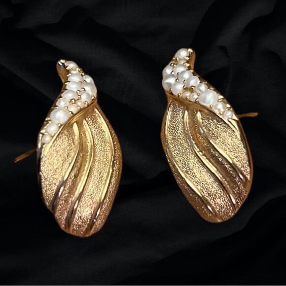 Vintage Pearl & Gold tone Clip on Earrings - Picture 5 of 7